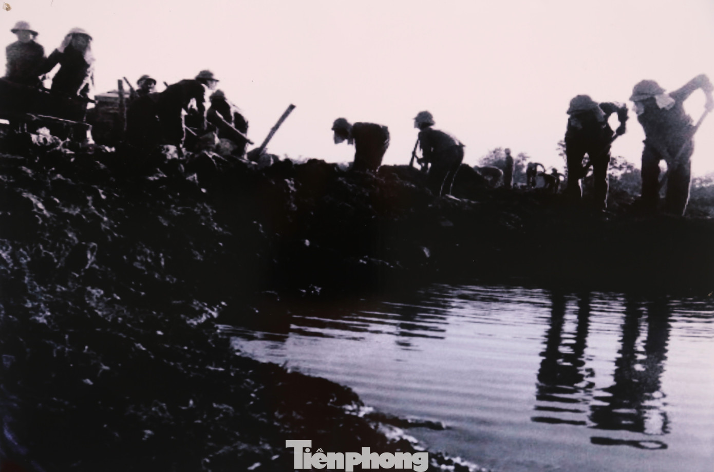 Với gần 100 tư liệu, hình ảnh quý giá, trưng bày là dịp ôn lại những trang sử hào hùng của dân tộc, tri ân những hy sinh to lớn của quân và dân Nghệ An trong kháng chiến; đồng thời ghi nhận những thành tựu trên các lĩnh vực của quê hương trên bước đường đổi mới. Với gần 100 tư liệu, hình ảnh quý giá, trưng bày là dịp ôn lại những trang sử hào hùng của dân tộc, tri ân những hy sinh to lớn của quân và dân Nghệ An trong kháng chiến; đồng thời ghi nhận những thành tựu trên các lĩnh vực của quê hương trên bước đường đổi mới.