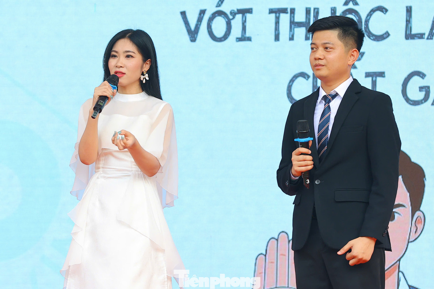 Hà Myo đã chia sẻ những cảm xúc đặc biệt khi lần thứ hai quay trở lại Nghệ An với diễn đàn Điều em muốn nói. “Nghệ An - vùng đất của truyền thống cách mạng, hiếu học và bản lĩnh, vì thế Hà Myo cảm thấy vô cùng xúc động và tự hào. Không chỉ là một nghệ sĩ biểu diễn, hôm nay Hà muốn là một người bạn, một người chị, đồng hành với các em trong hành trình lựa chọn lối sống lành mạnh, tích cực. Hà Myo tin rằng, tuổi trẻ là quãng thời gian đẹp nhất, nhưng cũng dễ bị tác động nhất”, Hà Myo nói.