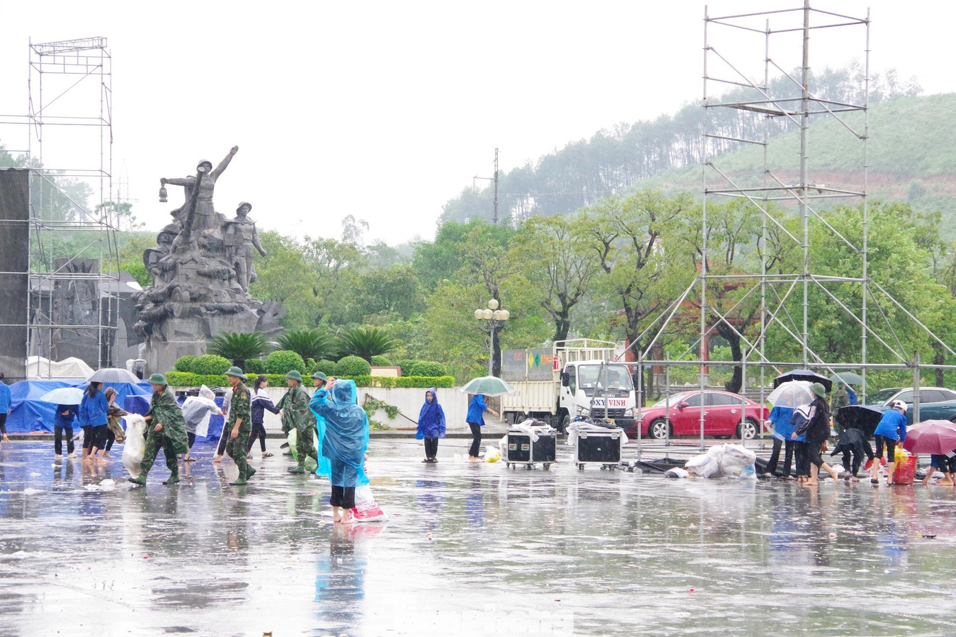 Chị Trần Thị Huyền Mơ – Bí thư Huyện đoàn Đô Lương cho biết: “Sau chương trình nghệ thuật đặc biệt “Truông Bồn - Dấu chân anh hùng”, trên khuôn viên Khu di tích Truông Bồn có nhiều rác. Mặc dù thời tiết có mưa nhưng các chiến sĩ Sư đoàn 324 cùng đoàn viên, thanh niên trên địa bàn đã rất hăng hái, năng nổ tham gia thu dọn rác. Hoạt động có ý nghĩa thiết thực, góp phần bảo vệ môi trường, trả lại không gian xanh, sạch cho Khu di tích. Đồng thời thể hiện tính tiên phong, xung kích của tuổi trẻ”. Chị Trần Thị Huyền Mơ – Bí thư Huyện đoàn Đô Lương cho biết: “Sau chương trình nghệ thuật đặc biệt “Truông Bồn - Dấu chân anh hùng”, trên khuôn viên Khu di tích Truông Bồn có nhiều rác. Mặc dù thời tiết có mưa nhưng các chiến sĩ Sư đoàn 324 cùng đoàn viên, thanh niên trên địa bàn đã rất hăng hái, năng nổ tham gia thu dọn rác. Hoạt động có ý nghĩa thiết thực, góp phần bảo vệ môi trường, trả lại không gian xanh, sạch cho Khu di tích. Đồng thời thể hiện tính tiên phong, xung kích của tuổi trẻ”.