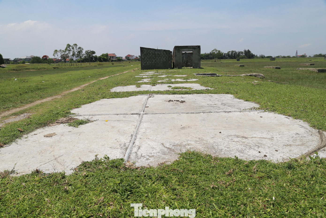 Mặt bằng lát bê tông để làm muối bị bỏ hoang