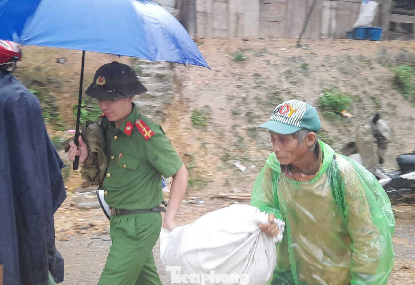 Thượng úy Lầu Bá Rồng, Trưởng Công an xã Bảo Nam (huyện Kỳ Sơn) cho biết, ngay khi có mưa lớn, lực lượng Công an đã vận động, di dời gần 40 hộ dân đến khu tái định cư, trường mầm non hay những ngôi nhà kiên cố trên địa bàn.