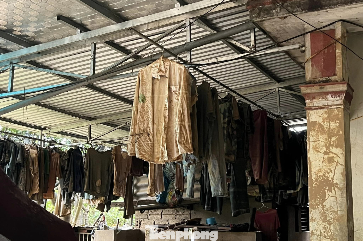 Những chiếc áo, quần được phơi trên cao cũng "nhuốm" màu bùn.