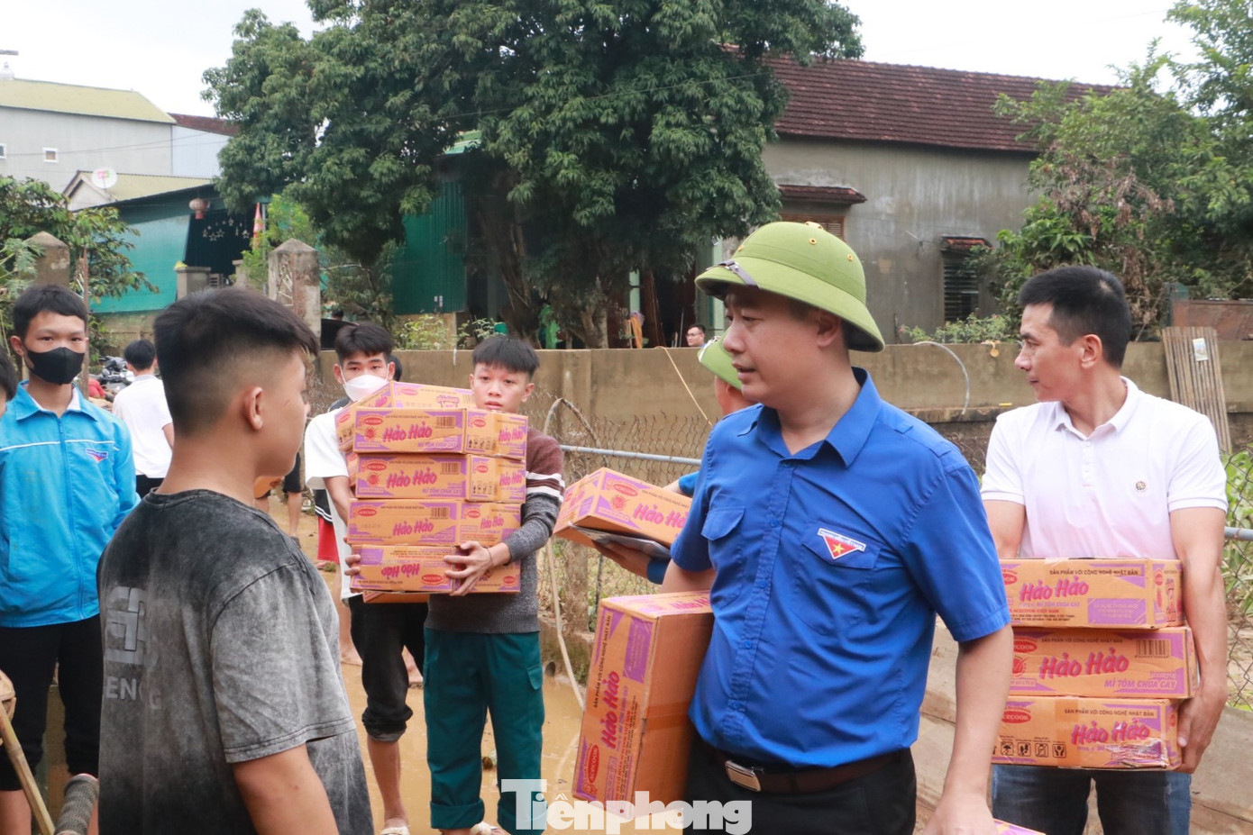 Bí thư Tỉnh Đoàn Nghệ An đến thăm trực tiếp các em học sinh trường THPT Quỳ Châu bị ngập phòng trọ, phải dỡ mái nhà để cầu cứu lực lượng chức năng.