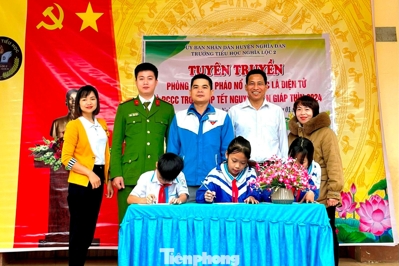 Tuyên truyền, phổ biến, giáo dục pháp luật về phòng chống pháo nổ, thuốc lá điện tử, phòng cháy chữa cháy tại Trường Tiểu học Nghĩa Lộc 2.