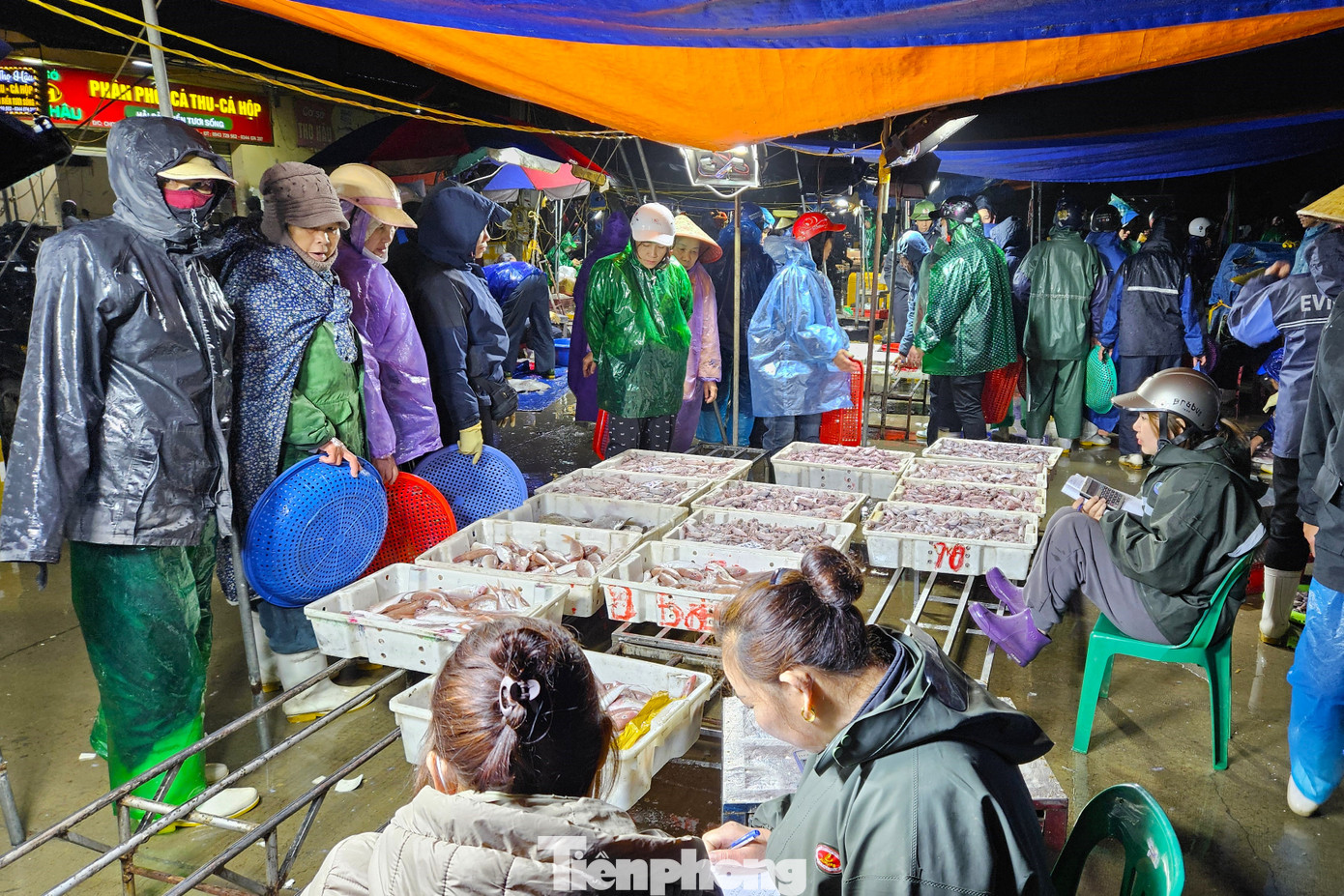 Mặc dù thời tiết mưa rét, nhưng chợ vẫn rất đông người. Cảnh mua bán diễn ra nhộn nhịp.