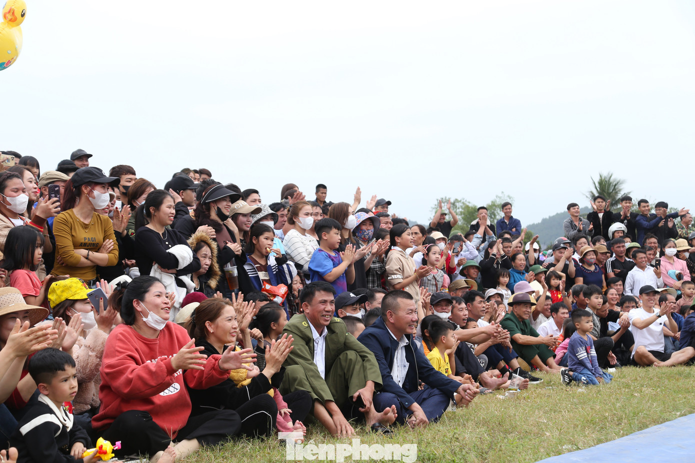 Việc nữ giới tham gia đấu vật lôi cuốn đông đảo người dân tới xem và cổ vũ. Việc nữ giới tham gia đấu vật lôi cuốn đông đảo người dân tới xem và cổ vũ.