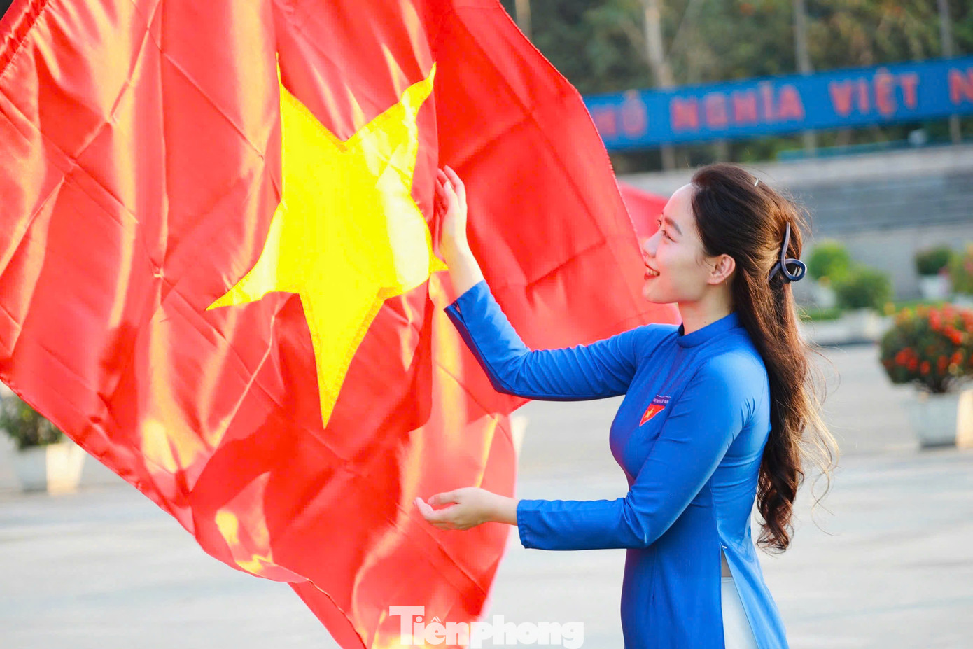 Chị Nguyễn Thị Kiều Khanh (cán bộ Tỉnh Đoàn Nghệ An) chia sẻ: “Là một cán bộ Đoàn, khi khoác lên tà áo dài truyền thống và chụp ảnh tại Quảng Trường Hồ Chí Minh – nơi linh thiêng giữa lòng thành phố Vinh, tôi cảm thấy vô cùng tự hào và xúc động. Áo dài không chỉ là biểu tượng của nét đẹp văn hóa dân tộc mà còn thể hiện sự trang nghiêm, tôn kính khi đứng trước tượng đài của Người. Không gian rộng lớn, trang trọng của Quảng trường, kết hợp với màu áo dài làm tôi cảm nhận rõ hơn về trách nhiệm và vai trò của thế hệ trẻ hôm nay, tiếp bước cha anh, sống đẹp, sống có ích và không ngừng nỗ lực để xây dựng quê hương, đất nước”.