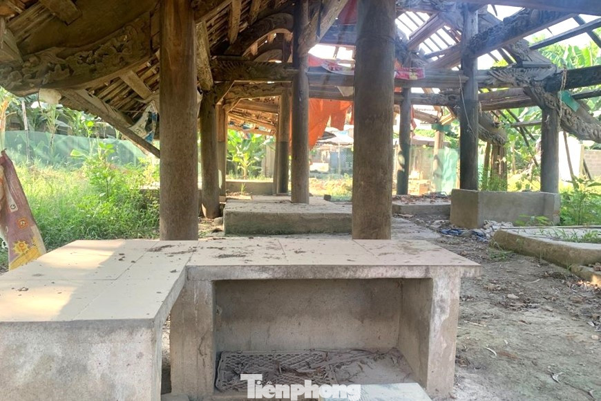 Ngôi đình từng được trưng dụng làm nơi họp chợ. Ngôi đình từng được trưng dụng làm nơi họp chợ.