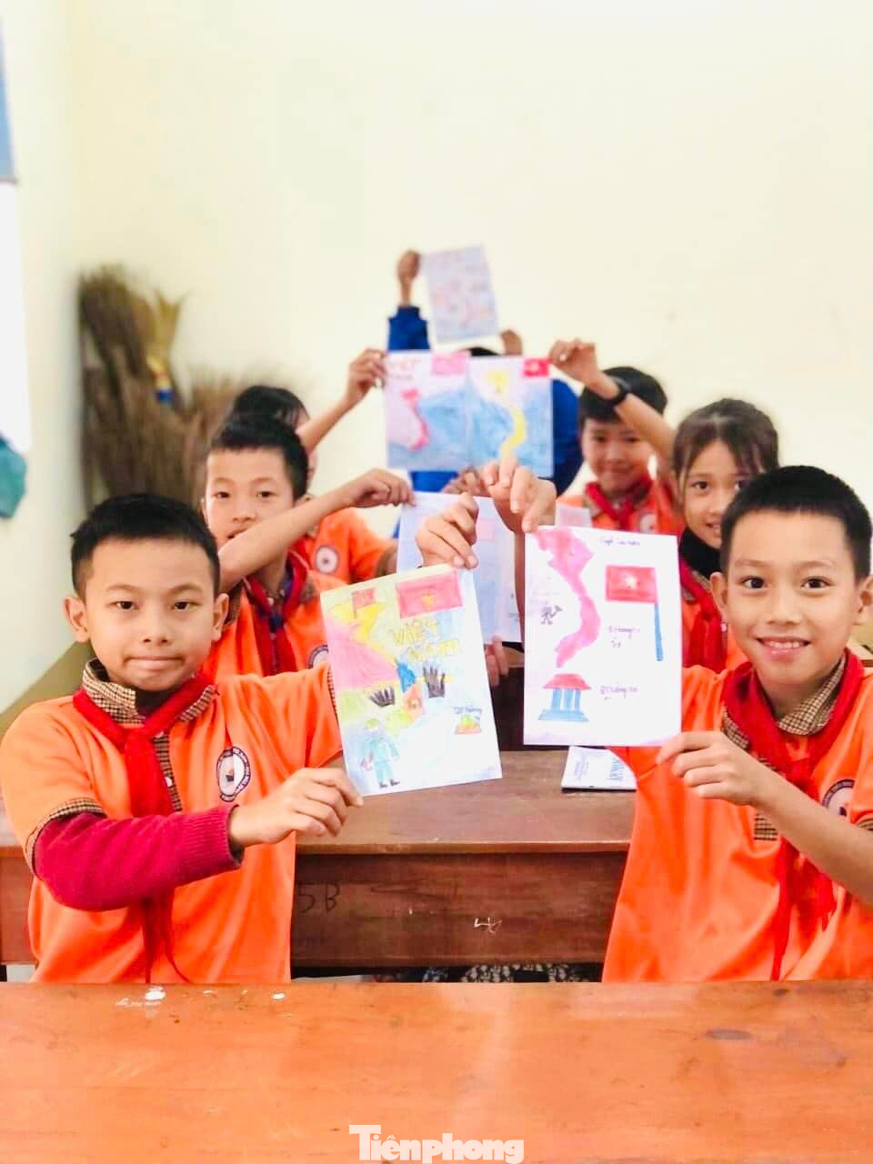 Tổ chức vẽ tranh dáng hình đất nước Việt Nam.