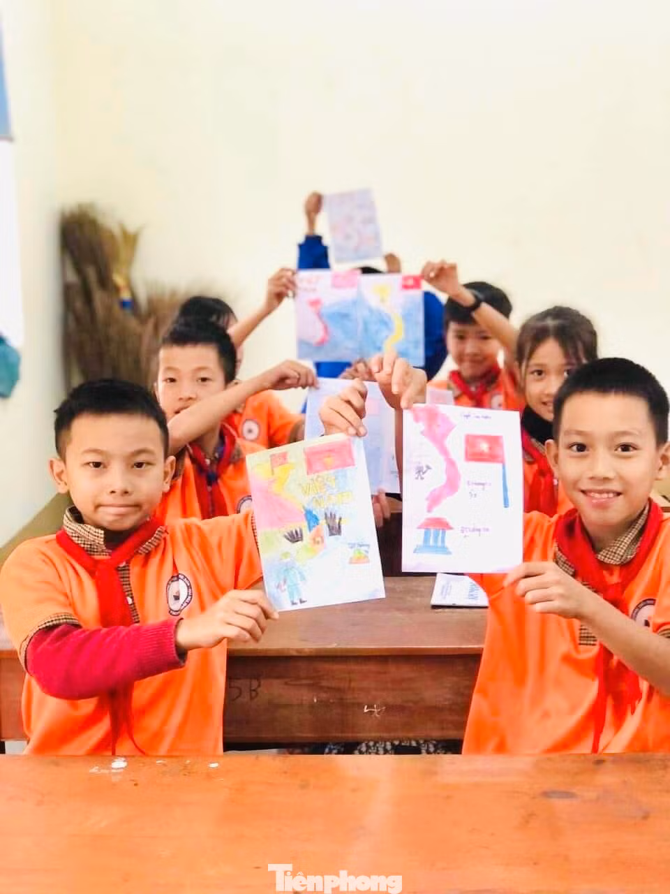 Tổ chức vẽ tranh dáng hình đất nước Việt Nam.