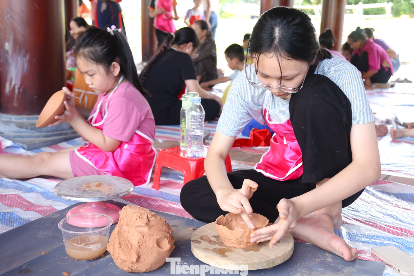 Em Lê Thị Cẩm Nhung (13 tuổi, trú phường Hà Huy Tập, TP Vinh) chia sẻ: “Đây là lần đầu tiên em được trải nghiệm làm gốm. Khi hòa mình vào công việc làm gốm, bản thân em cảm thấy thư thái hơn. Nghề làm gốm đòi hỏi sự tỉ mỉ, nhất là công đoạn tạo hình”. Em Lê Thị Cẩm Nhung (13 tuổi, trú phường Hà Huy Tập, TP Vinh) chia sẻ: “Đây là lần đầu tiên em được trải nghiệm làm gốm. Khi hòa mình vào công việc làm gốm, bản thân em cảm thấy thư thái hơn. Nghề làm gốm đòi hỏi sự tỉ mỉ, nhất là công đoạn tạo hình”.