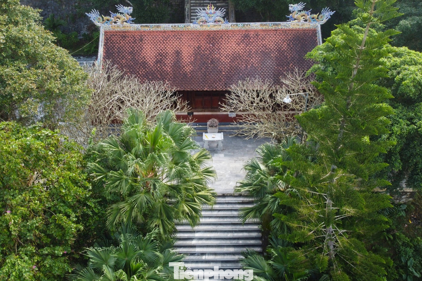 Năm 1425, trong thời gian cùng Lê Lợi chống quân Minh ở miền tây Nghệ An, một tướng tài của nghĩa quân Lam Sơn đã đem lòng yêu thương và hẹn thề nên duyên cùng Nang Phốm Hóm. Khi được nghĩa quân tin cậy giao phó việc quyên góp lương thực, nàng ngày đêm ra sức vận động bà con tăng gia sản xuất, làm ruộng, dệt vải tiếp tế cho nghĩa quân.