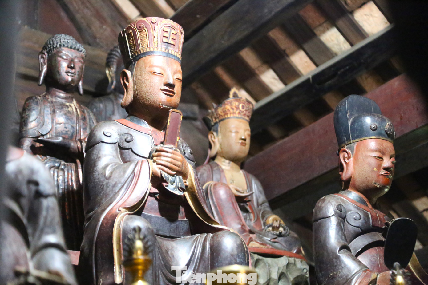 Gian thờ sau cùng, cao nhất, có 3 hàng bốn dãy, 11 pho tượng, gồm Vua, quan và Tam Thế. Tượng Vua ngồi giữa phía trước, phía sau cùng là bộ Tam Thế với 3 pho tượng bằng nhau về kích cỡ, giống nhau về kiểu dáng, có chiều cao 1,2 m tọa lạc trên đài sen, được tạo tác bằng gỗ mít.