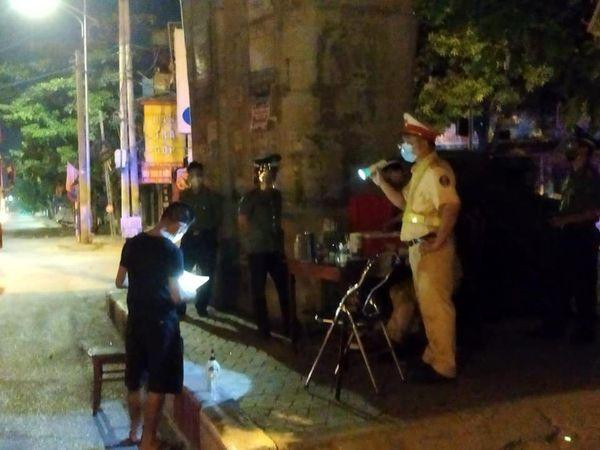 Tổ công tác kiểm tra phát hiện tài xế vi phạm. Tổ công tác kiểm tra phát hiện tài xế vi phạm.