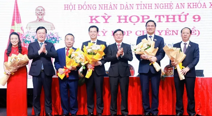 Lãnh đạo Tỉnh ủy, UBND tỉnh Nghệ An chúc mừng các vị được bầu bổ sung chức danh Phó Chủ tịch UBND tỉnh và Ủy viên UBND tỉnh Nghệ An (ảnh: Báo Nghệ an).
