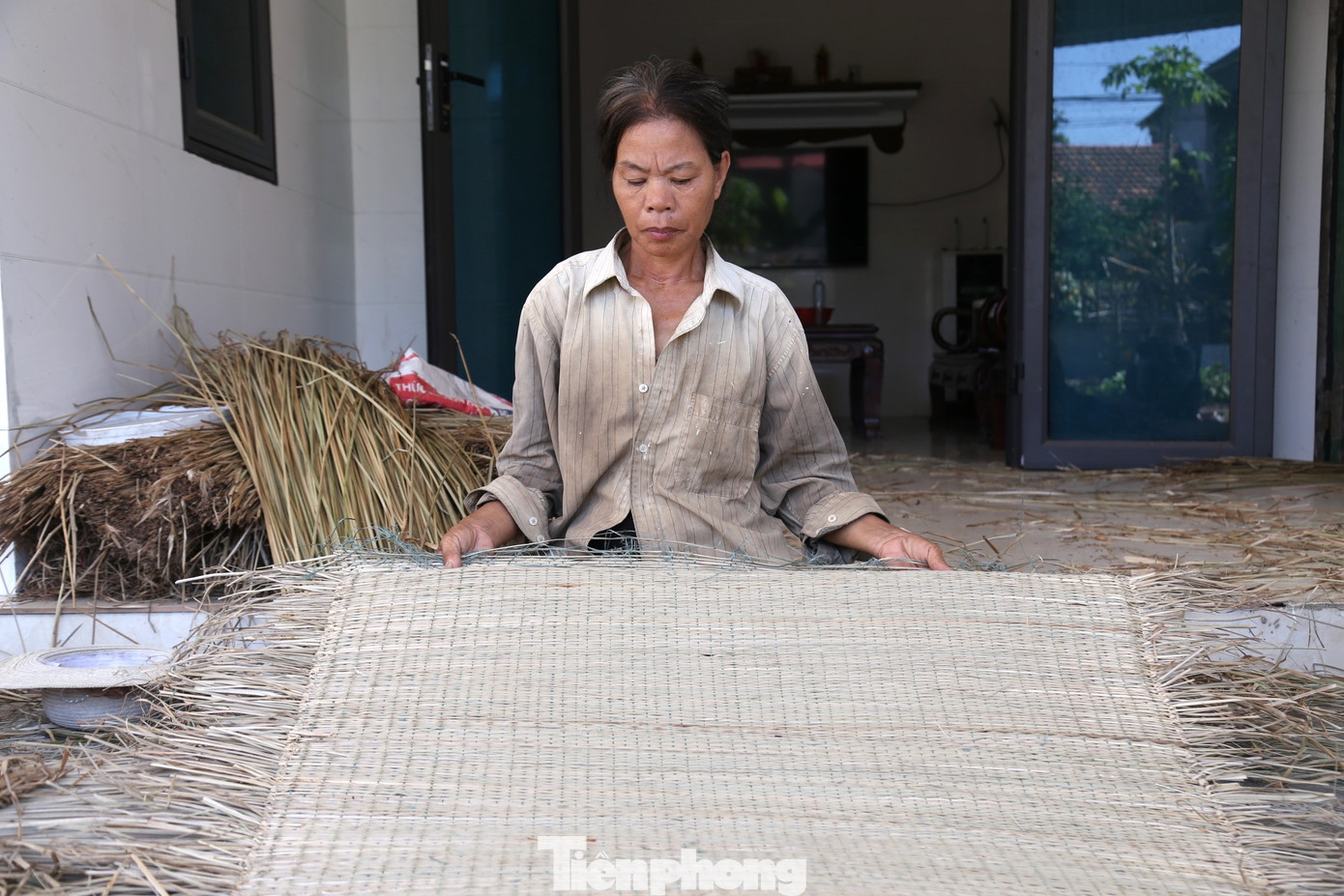 “Vợ chồng tôi chỉ làm loại chiếu mỏng, hay được các nhà ga đặt mua trải trên tàu cho khách. Thời gian làm một chiếc chiếu mất khoảng 3 giờ đồng hồ, bán với giá 18 nghìn đồng/chiếc. Mỗi ngày cật lực cũng làm được 5-6 chiếc”, bà Lương cho hay.