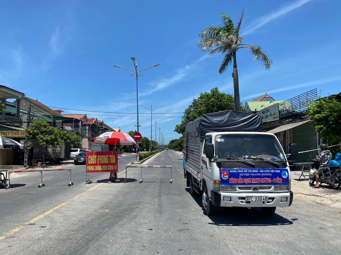 Trước diễn biến phức tạp của dịch COVID-19, từ 0h ngày 19/6, Nghệ An đã quyết định thực hiện giãn cách xã hội thành phố Vinh theo Chỉ thị 16. Đồng thời, lập 13 chốt kiểm soát phương tiện ra vào tại các cửa ngõ và hàng chục chốt nhỏ trên địa bàn các phường, xã. Dưới cái nắng 40 độ bỏng rát, các chiến sĩ phải căng mình bám chốt, thực hiện nhiệm vụ phòng, chống dịch.