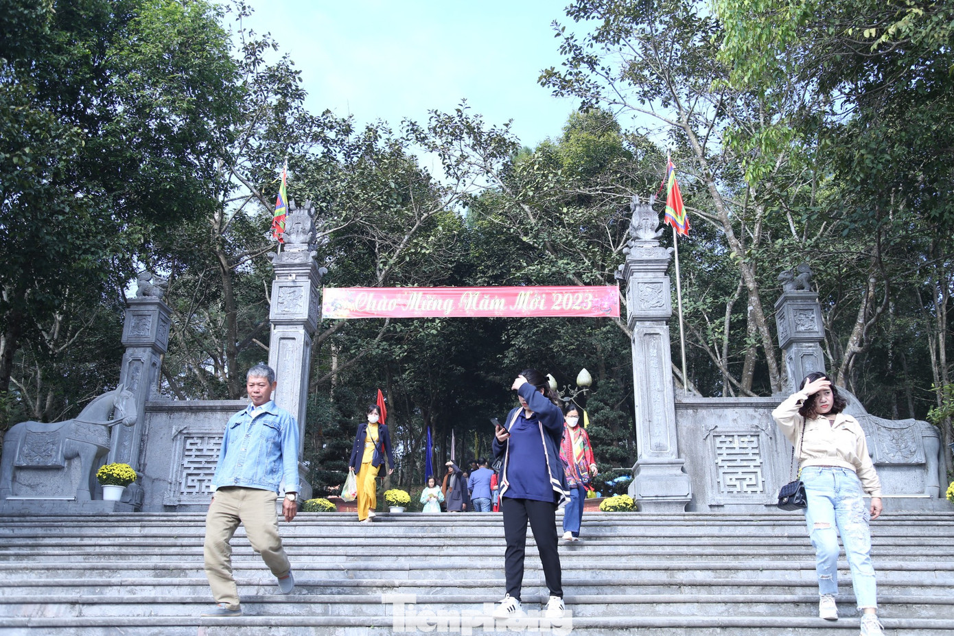 Bước lên theo 81 bậc tam cấp, kiến trúc ngôi đền hiện ra uy nghi bề thế và cổ kính, tiêu biểu cho kiến trúc đền chùa ở Việt Nam.