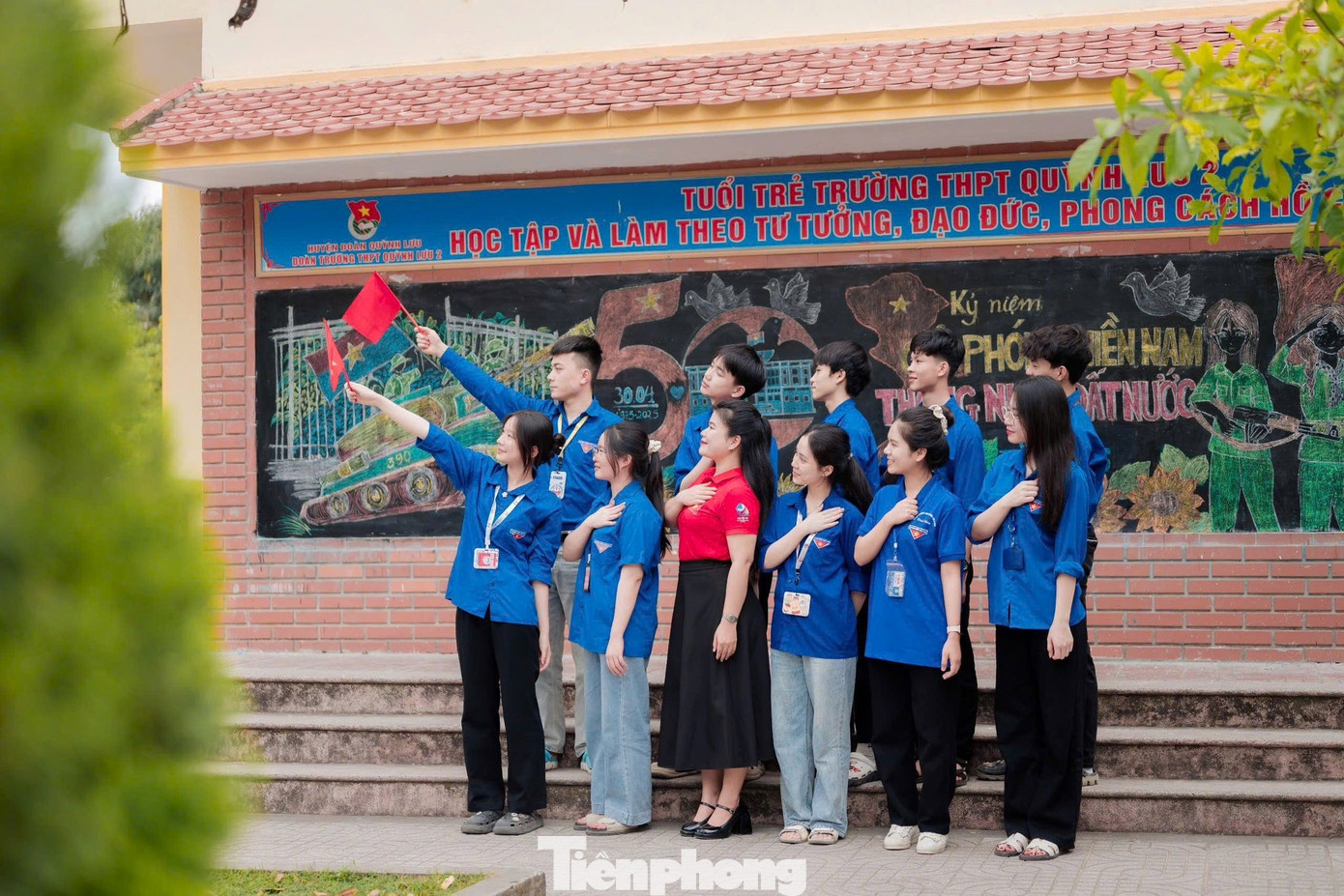 Hòa chung mạch cảm xúc trào dâng tự hào một dải non sông và hướng về ngày hội đất nước 30/4, giáo viên, học sinh đã thể hiện lòng tri ân và niềm tự hào dân tộc.