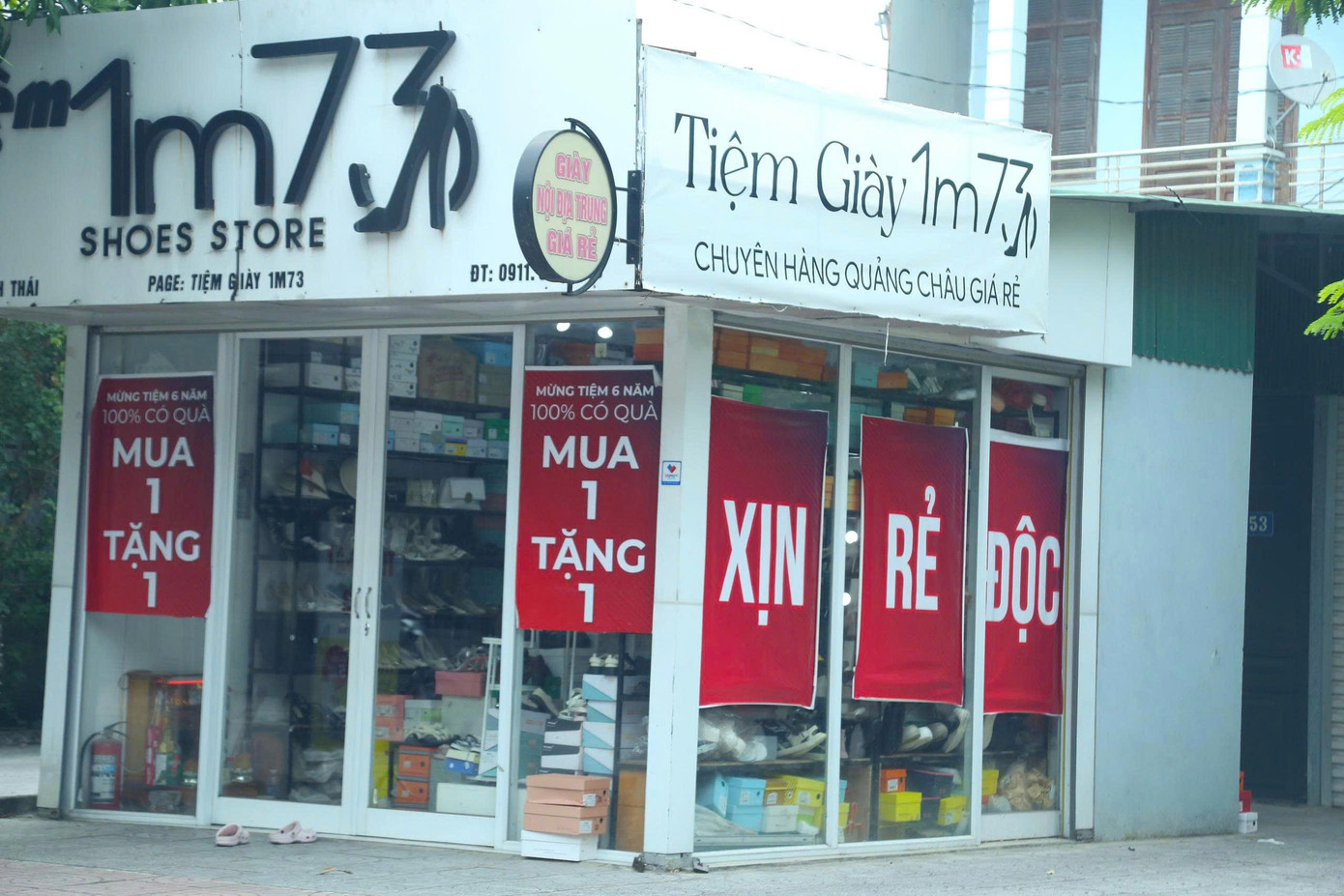 Để thu hút khách, giảm thua lỗ, các cửa hàng hiện nay đang đồng loạt xả hàng, giảm giá, thậm chí giảm từ 50 - 70% cho các sản phẩm.