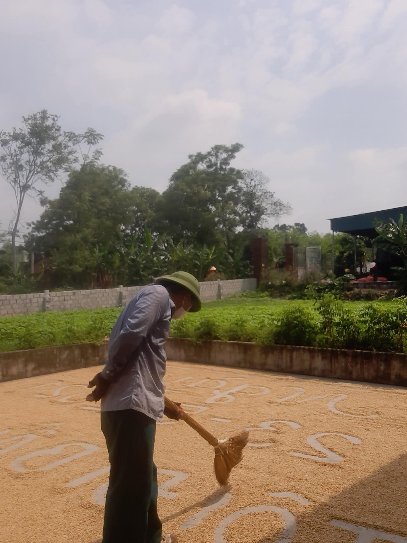 Khẩu hiệu bầu cử được anh Ngọc thực hiện trong vòng 30 phút, bằng những vật dụng thân thuộc nhất. Khẩu hiệu bầu cử được anh Ngọc thực hiện trong vòng 30 phút, bằng những vật dụng thân thuộc nhất.