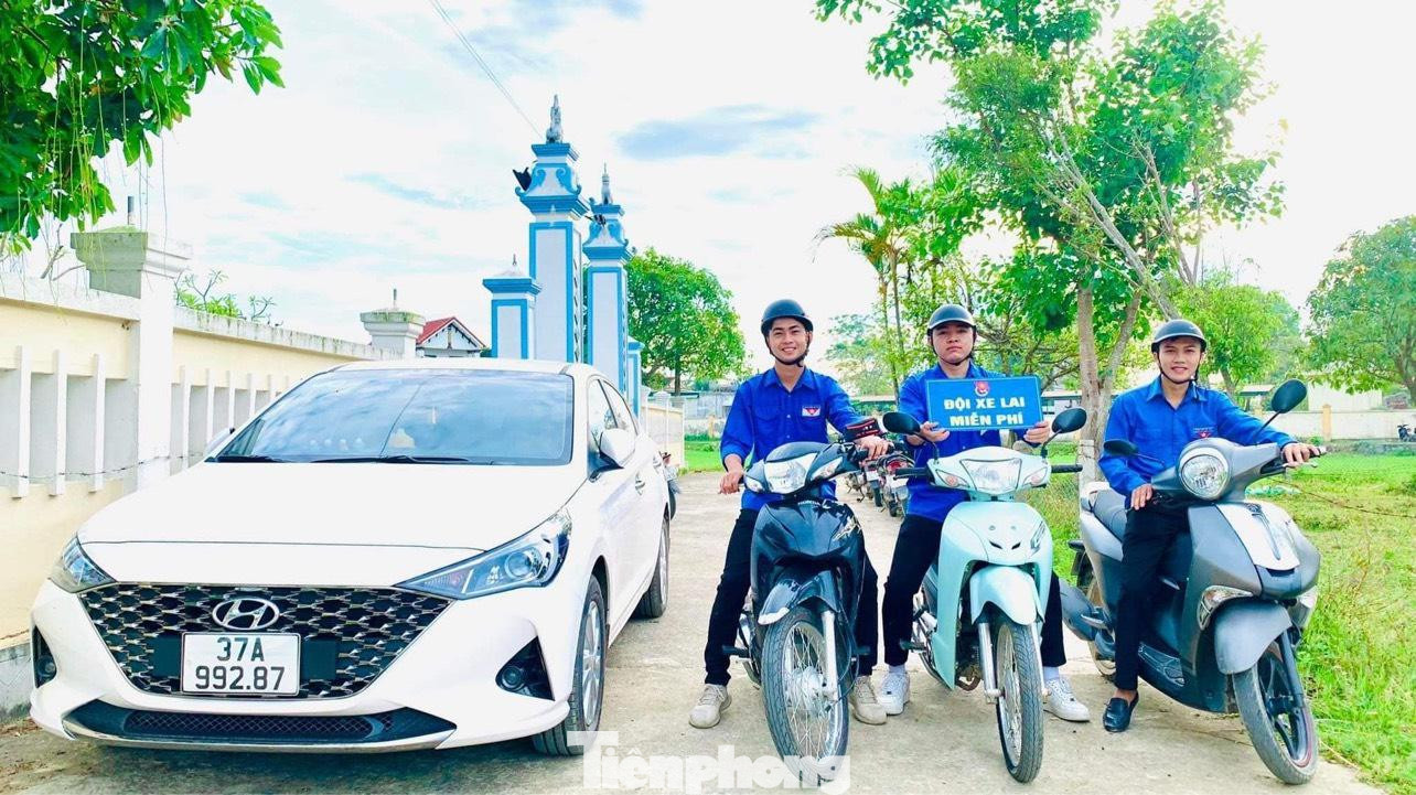 Các tổ xe lai miễn phí, taxi 0 đồng sẵn sàng khi các thí sinh có nhu cầu, đặc biệt là những thí sinh có hoàn cảnh khó khăn.