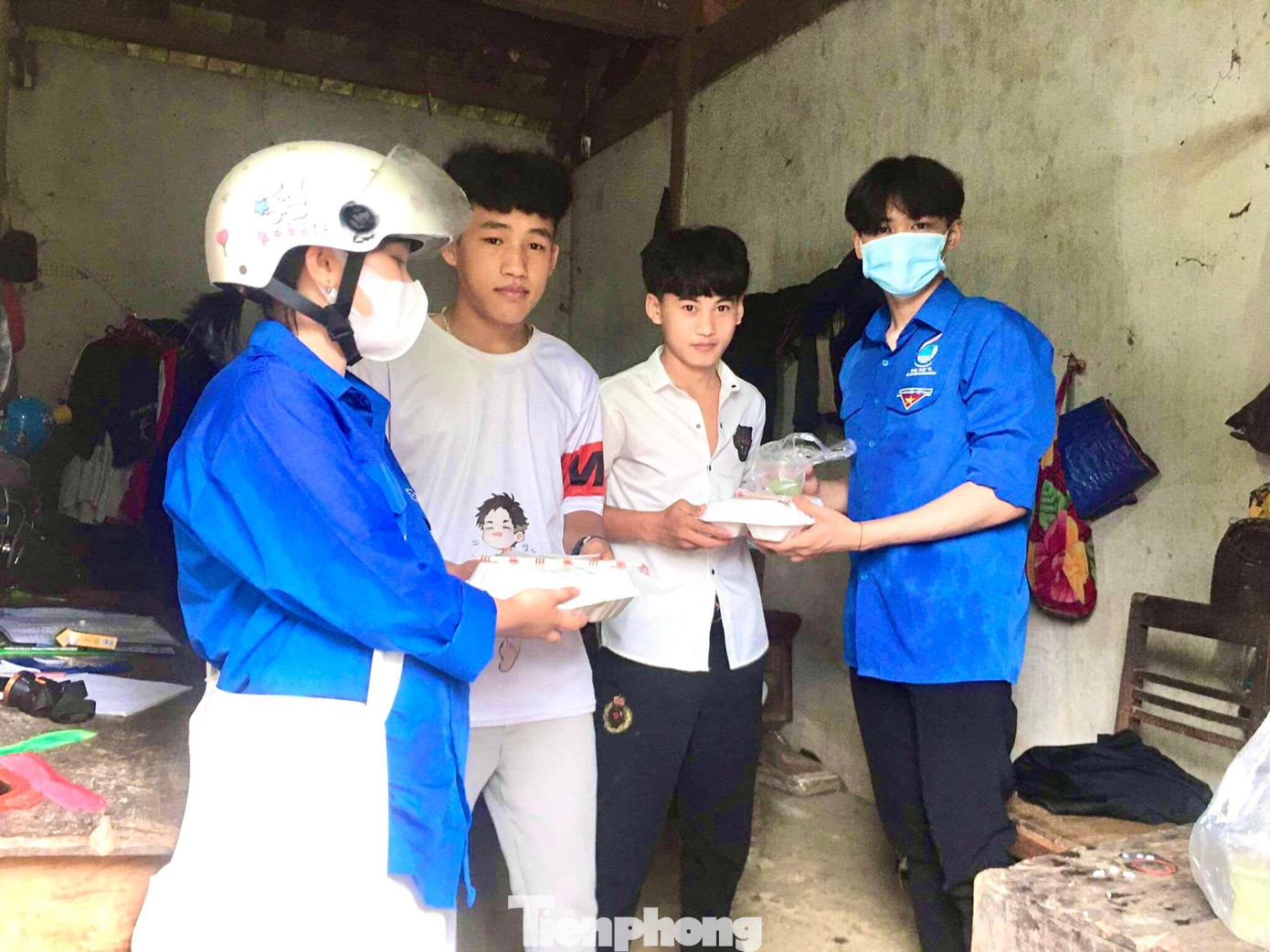 Mỗi suất cơm đều được chuẩn bị một cách chỉn chu, đầy đủ chất dinh dưỡng và đảm bảo các tiêu chuẩn về vệ sinh an toàn thực phẩm trước khi được trao tận tay cho các thí sinh.