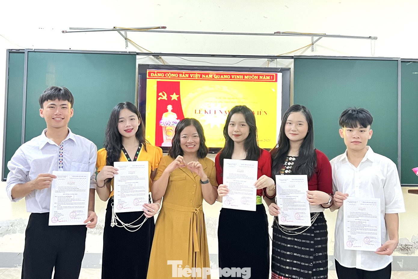 Các học sinh được kết nạp Đảng đều là những học sinh ưu tú. Các học sinh được kết nạp Đảng đều là những học sinh ưu tú.