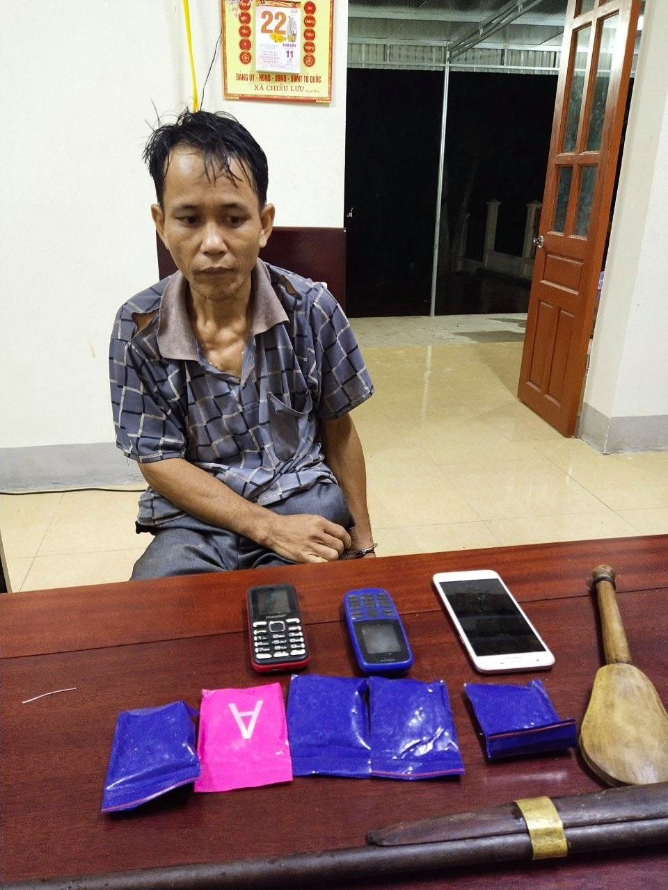 Ngân Văn Mạo cùng số tang vật tại cơ quan công an Ngân Văn Mạo cùng số tang vật tại cơ quan công an