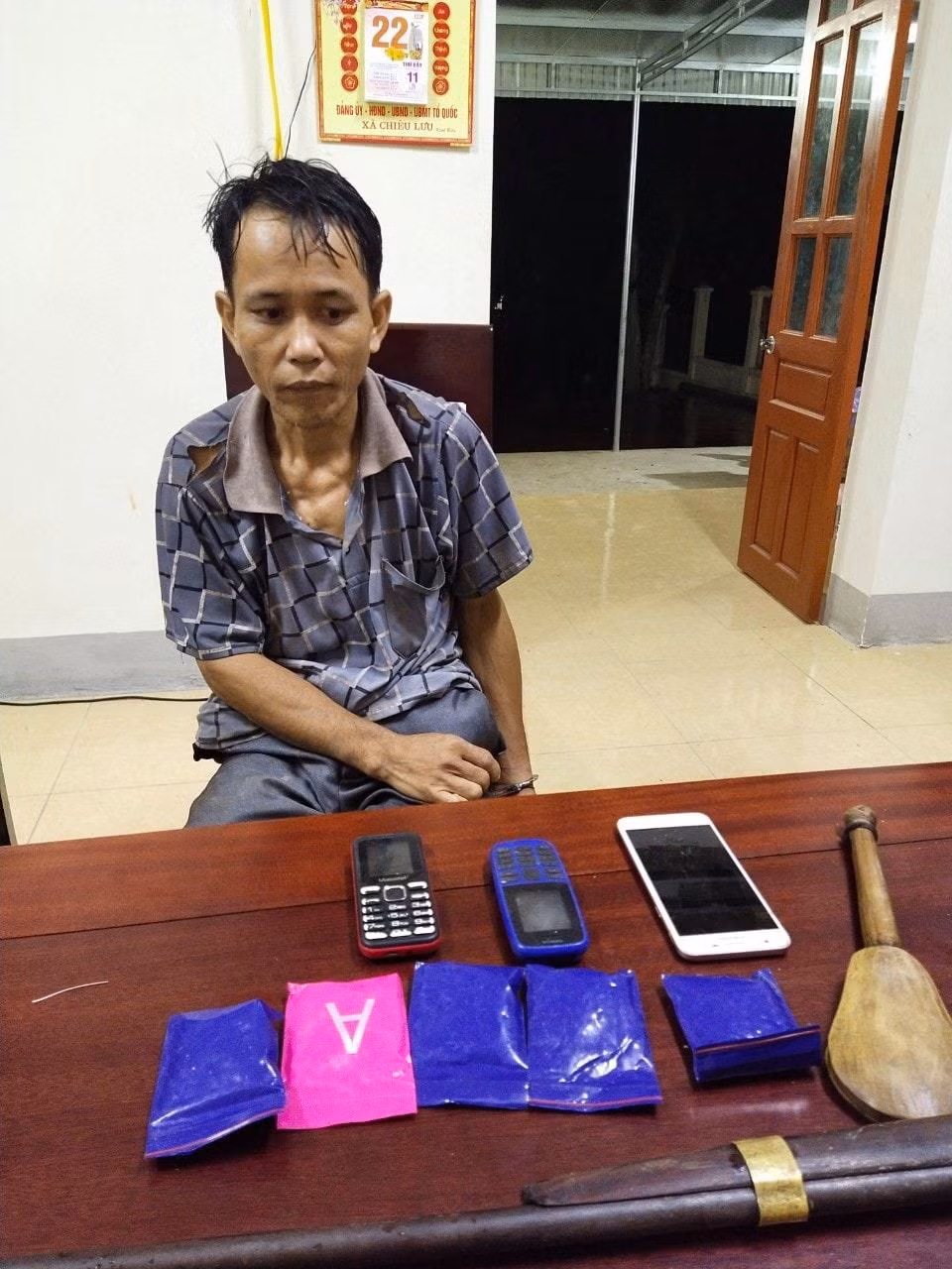 Ngân Văn Mạo cùng số tang vật tại cơ quan công an Ngân Văn Mạo cùng số tang vật tại cơ quan công an