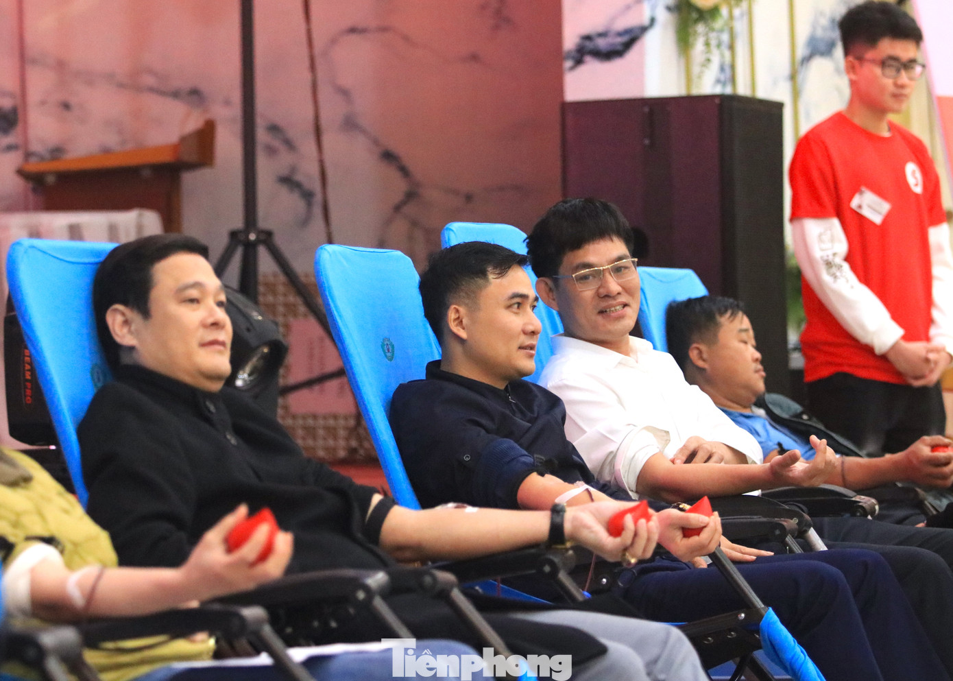 Chủ Nhật Đỏ tại Nghệ An thu hút đông đảo người dân, cán bộ công chức, đoàn viên thanh niên tham gia hiến máu tình nguyện.