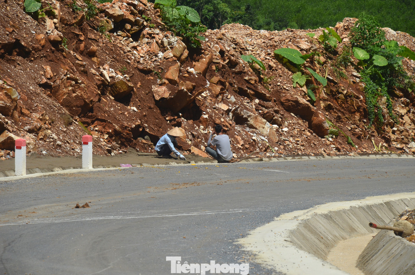 Theo đại diện đơn vị thi công, thiết kế ban đầu không bao gồm các hạng mục rào chắn đá hay phun vữa bảo vệ vách núi.
