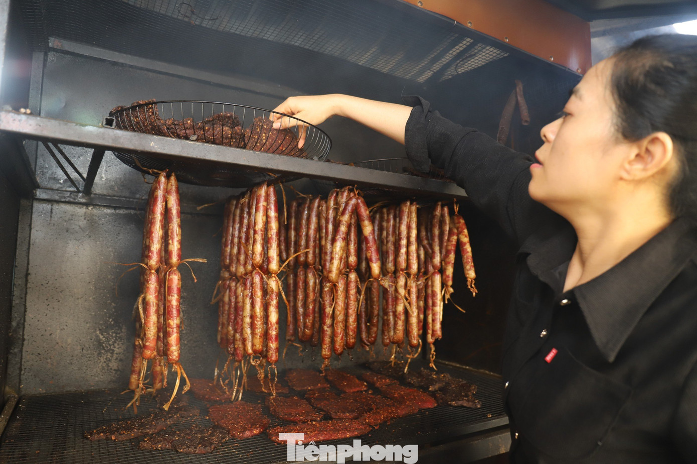 Người dân đỏ lửa ngày đêm sản xuất bò giàng, lạp xưởng phục vụ thị trường Tết.