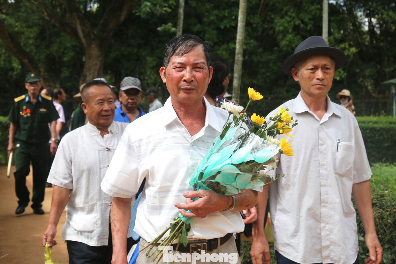 Từ Hà Nội, ông Đặng Ngọc Minh (SN 1956, cán bộ công an hưu trí) về thăm quê Bác. “Đây là lần đầu tiên, tôi về quê Bác. Tôi thật sự rất xúc động. Không gian và các hiện vật nơi đây đều in dấu Người. Lối sống giản dị, tấm lòng thanh bạch, một lòng vì dân, vì nước ấy đã góp phần làm nên một con người vĩ đại - Chủ tịch Hồ Chí Minh”, ông Đặng Ngọc Minh chia sẻ.