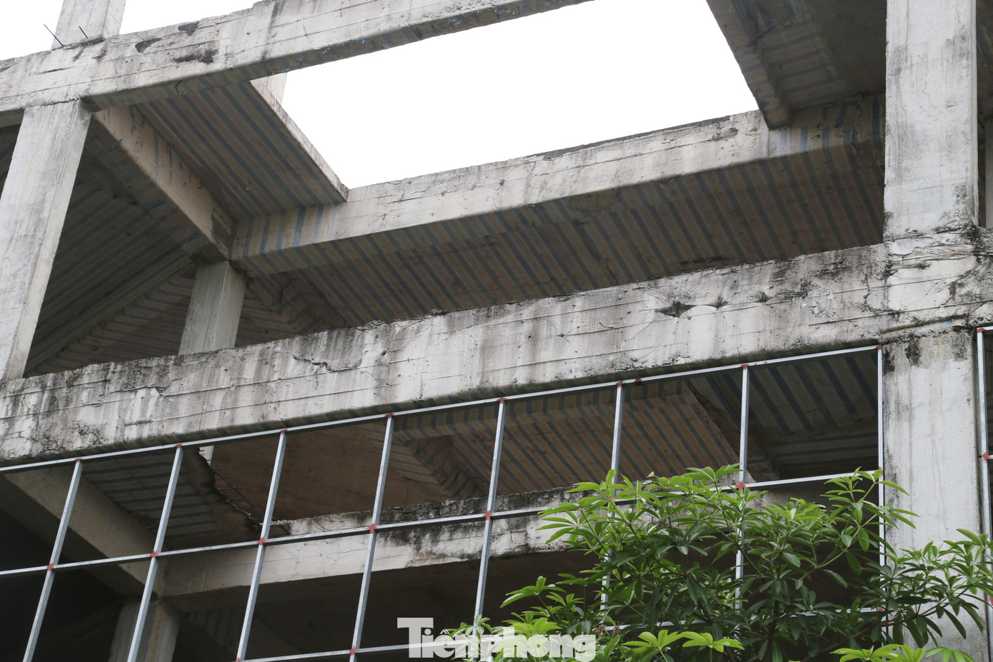 Ghi nhận sáng 20/4/2022, dự án mới xây dựng phần thô, nhiều hạng mục chưa được hoàn thiện. Tầng 1 được cho thuê làm nơi rửa xe; tầng 2,3 hiện đang bỏ hoang, một số hạng mục có dấu hiệu hư hỏng, xuống cấp,…