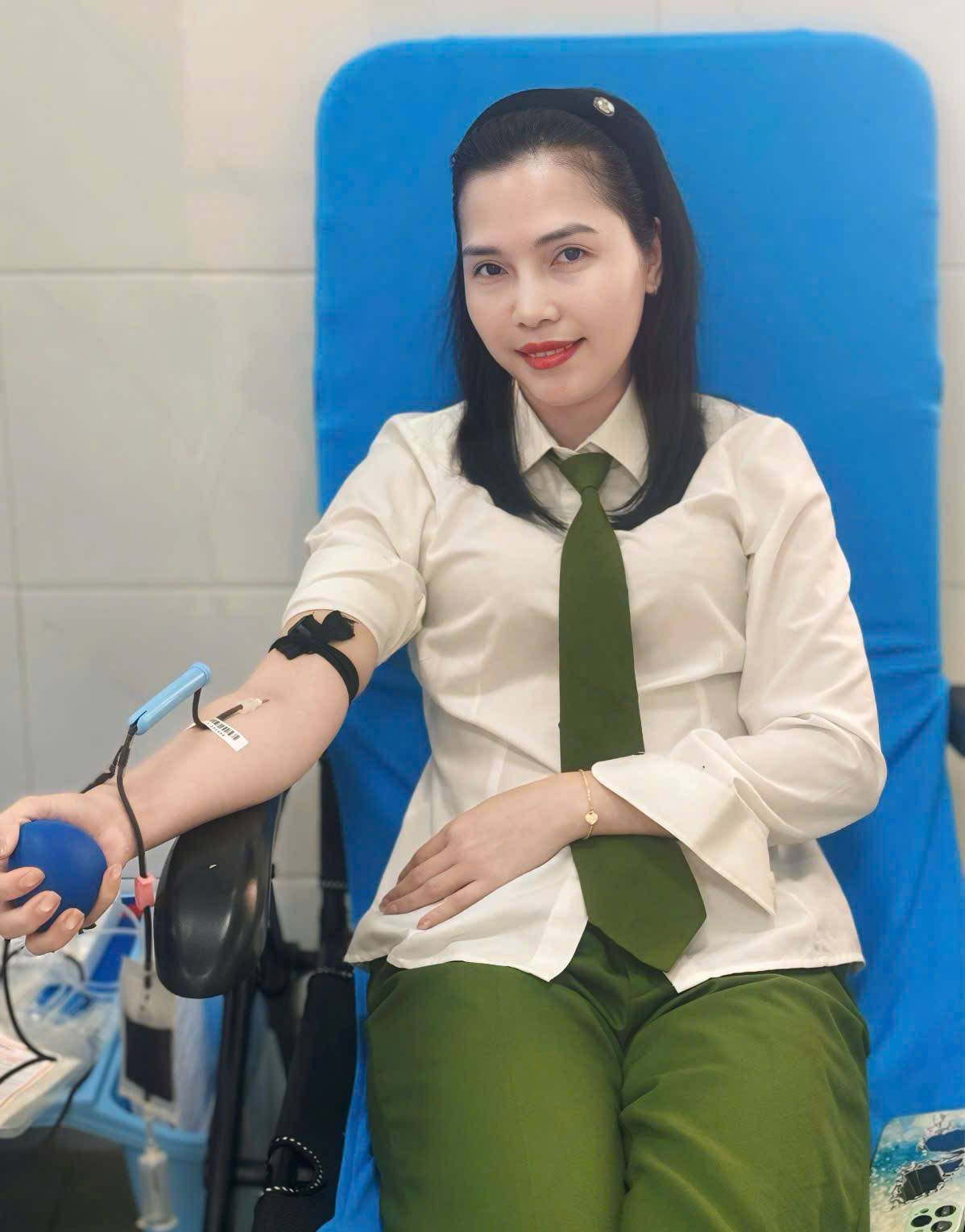 Thiếu tá Phan Thị Thuỳ Dung và Đại úy Trần Thị Ngọc Mai hiến máu Thiếu tá Phan Thị Thuỳ Dung và Đại úy Trần Thị Ngọc Mai hiến máu