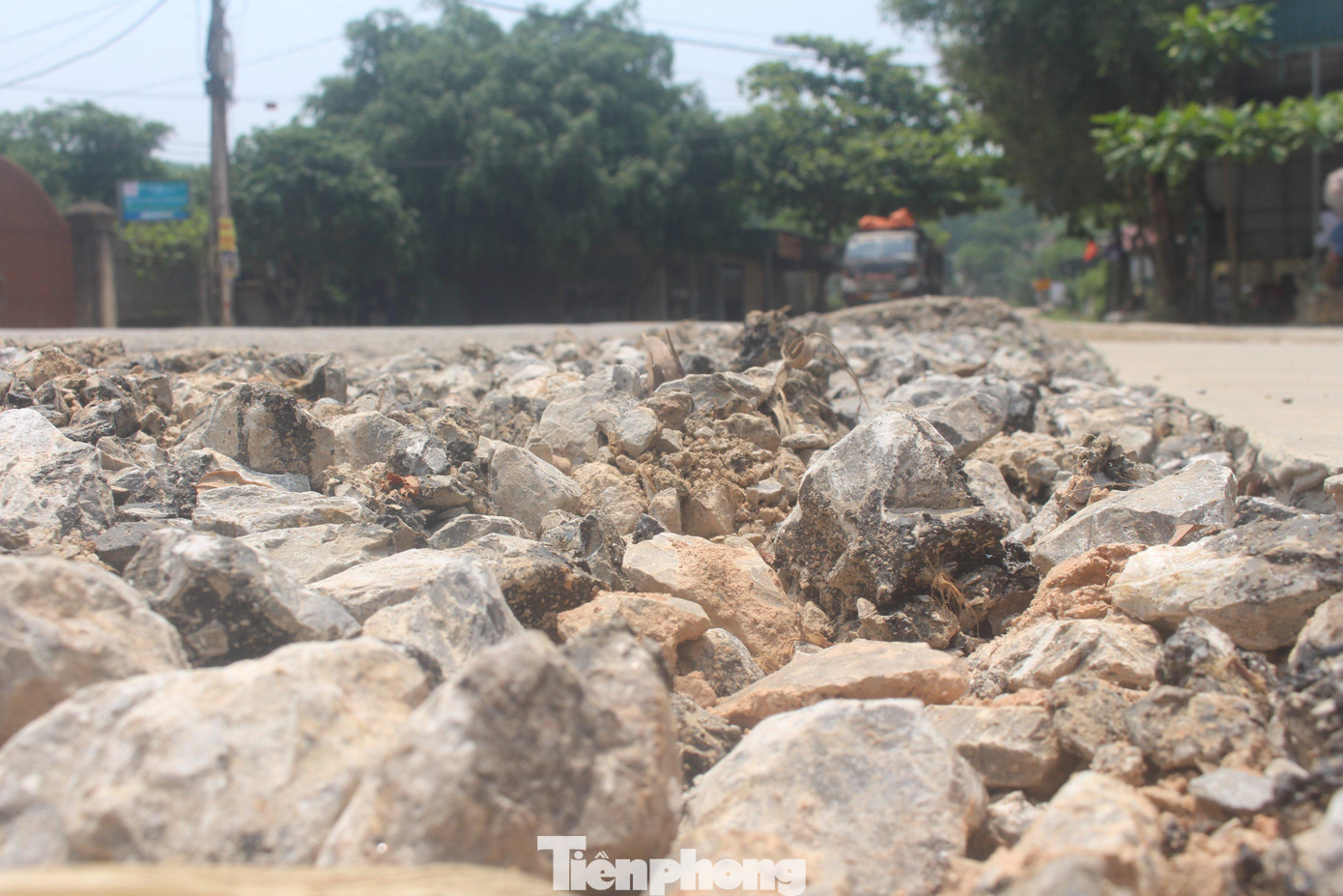 Ghi nhận trên tuyến quốc lộ 48E, đoạn qua địa bàn các xã Đồng Thành, Kim Thành, Quang Thành, Tây Thành… (huyện Yên Thành, Nghệ An) nhiều điểm bị sụt lún, bong tróc, nứt nẻ.