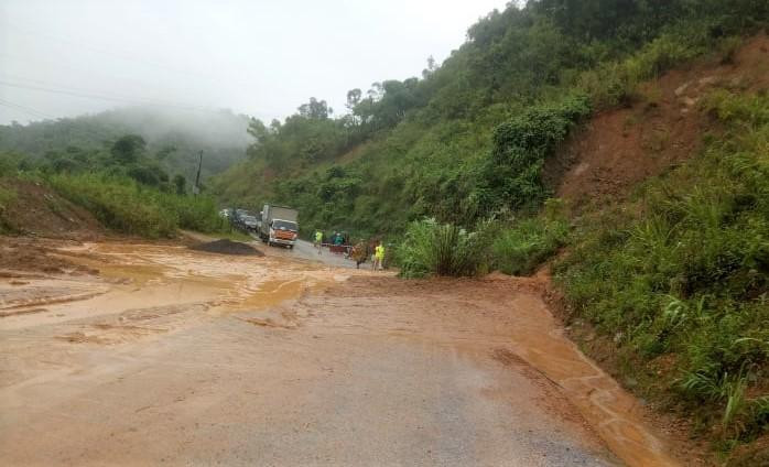 Tại huyện miền núi Con cuông, mưa lớn cũng xảy ra sạt lở đất đá đoạn đi qua dốc Chó trên tuyến Quốc lộ 7, tại km 110+850 đi qua bản Bòng, xã Lạng Khê khiến giao thông ách tắc.