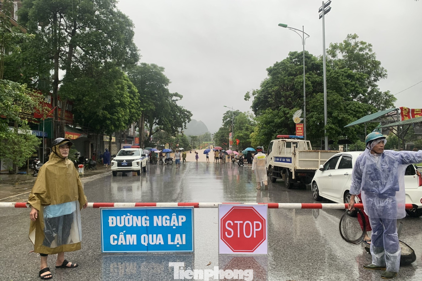 Lực lượng chức năng huyện Quỳ Châu gắn biển cánh báo người dân