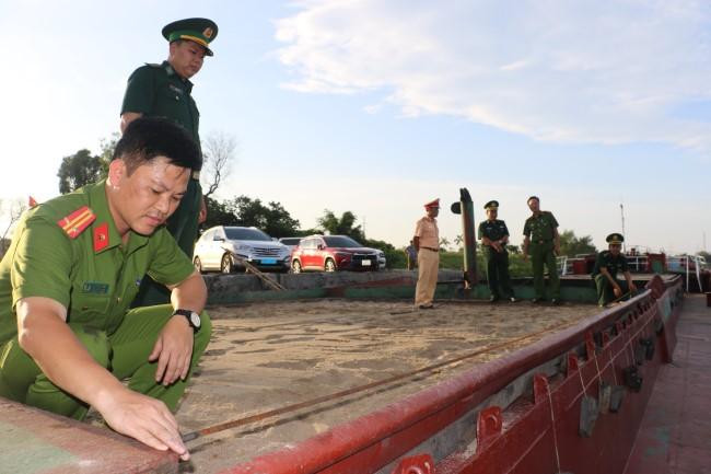 Số cát không rõ nguồn gốc bị cơ quan công an thu giữ