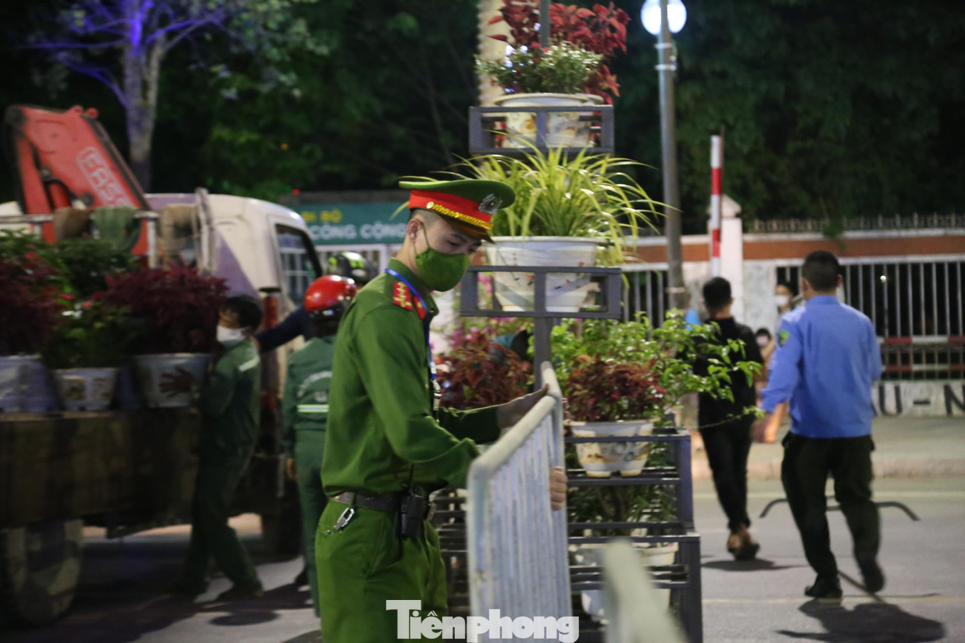 Đúng 19h30 phút tối, lực lượng chức năng đã tiến hành lập hàng rào chắn không cho các phương tiện di chuyển vào bên trong phố đi bộ.
