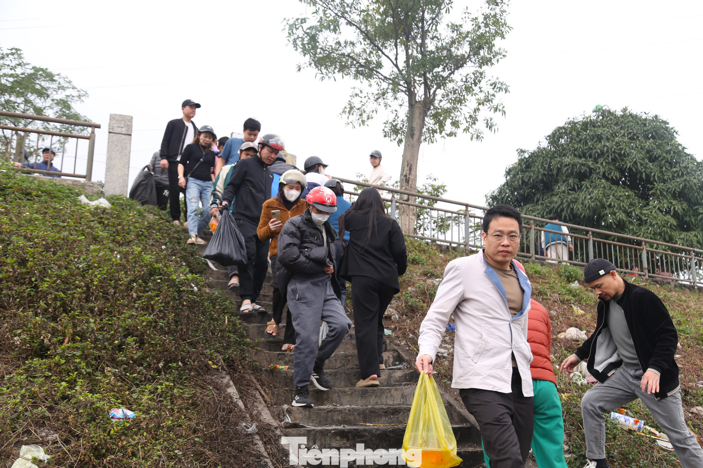 Dòng người lần lượt xuống thả cá chép.