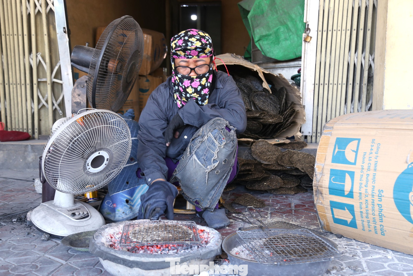 Kinh nghiệm hơn 7 năm làm nghề nướng bánh đa, chị Lê Thị Chung cho hay, nướng bánh là công việc vất vả, nặng nhọc nhất trong các công đoạn làm bánh đa. “Công việc nhìn qua có vẻ nhàn nhưng thực chất rất mất sức. Để chống hơi nóng từ bếp than, chúng tôi phải trùm nhiều lớp khăn, găng tay dày và chế cả tất để bọc ống chân lại cho bớt nóng”, chị Chung tâm sự.
