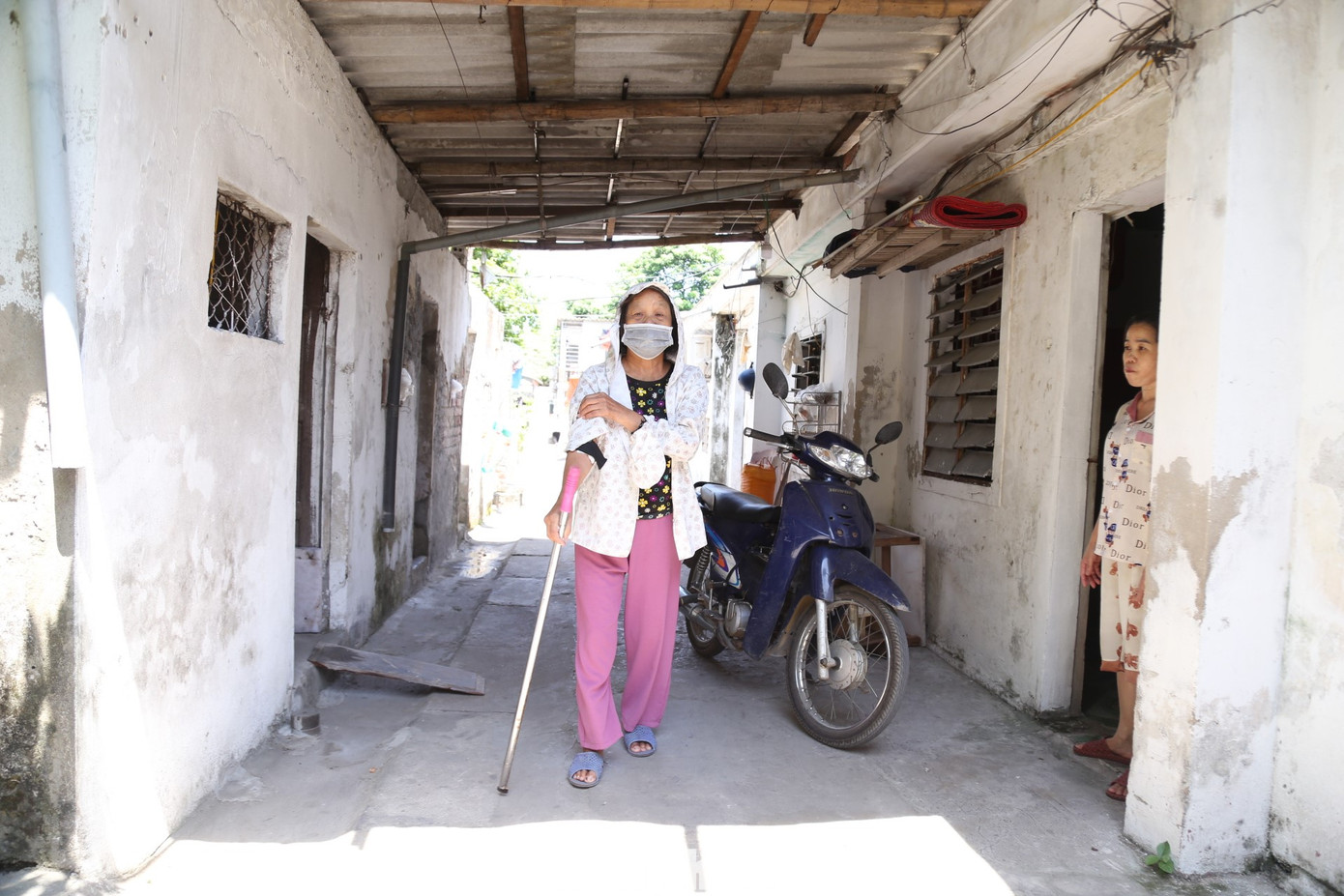 Những ngày này, nắng nóng gần 40 độ C đã khiến nhiều bệnh nhân ở "xóm chạy thận" gần như kiệt sức.