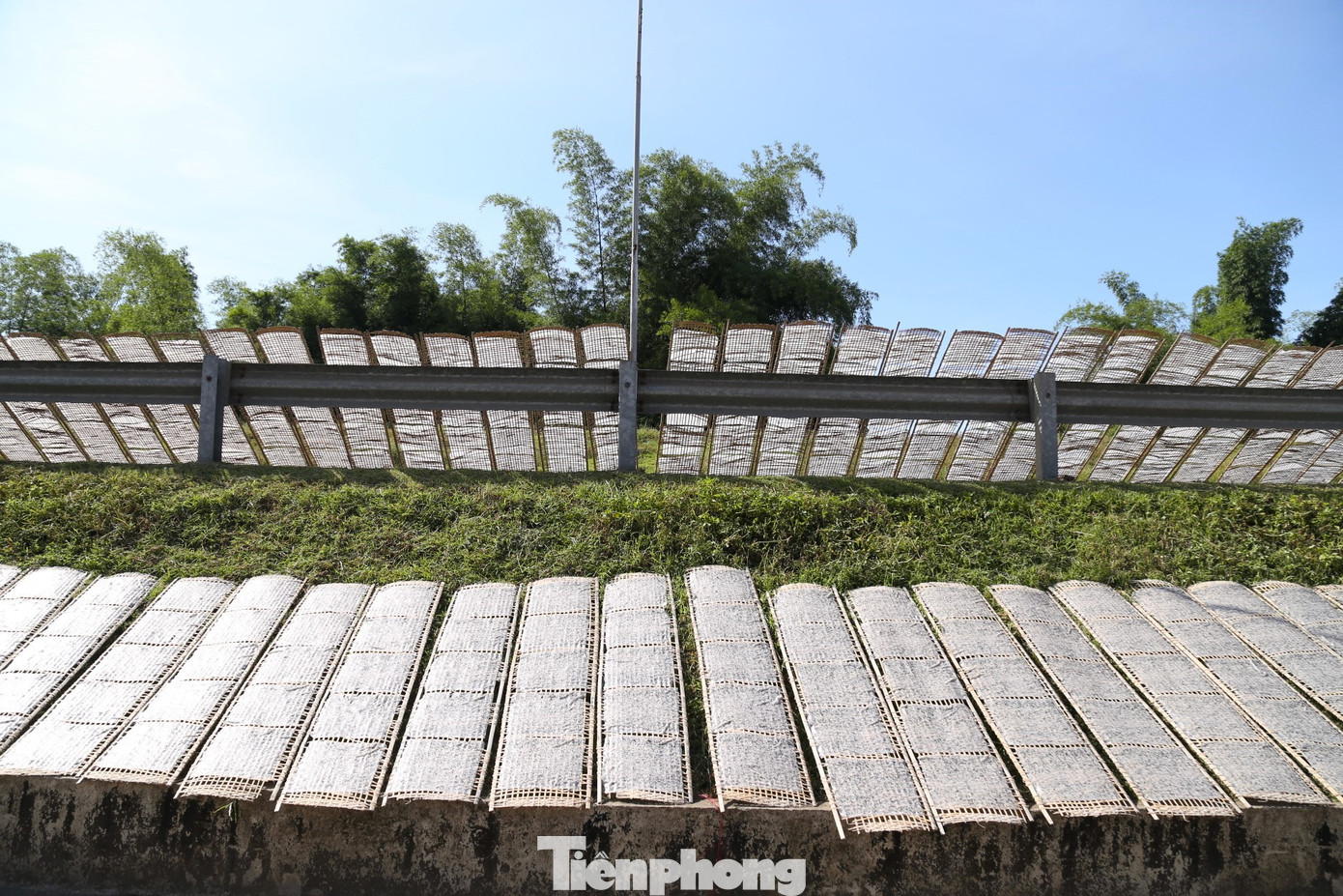 Trong quá trình phơi, người dân phải canh bánh thường xuyên, căn giờ thu cất hợp lý, không để bánh phơi quá lâu sẽ cứng, cong, khó xếp, khó nướng.