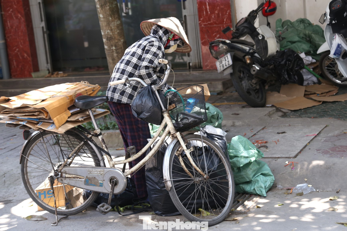Hơn 10 năm nay, không kể nắng mưa, ngày lễ, bà Phạm Thị Dung (48 tuổi) đều rong ruổi trên chiếc xe cà tàng đi mua ve chai. Bà tâm sự: “Nghề thu mua đồng nát này phải rong ruổi khắp phố, hôm được nhiều thì được 200.000- 300.000 đồng, hôm ít thì chỉ được hơn 100.000 đồng thôi. Vất vả nhưng cũng có đồng ra đồng vào nuôi các con ăn học”.