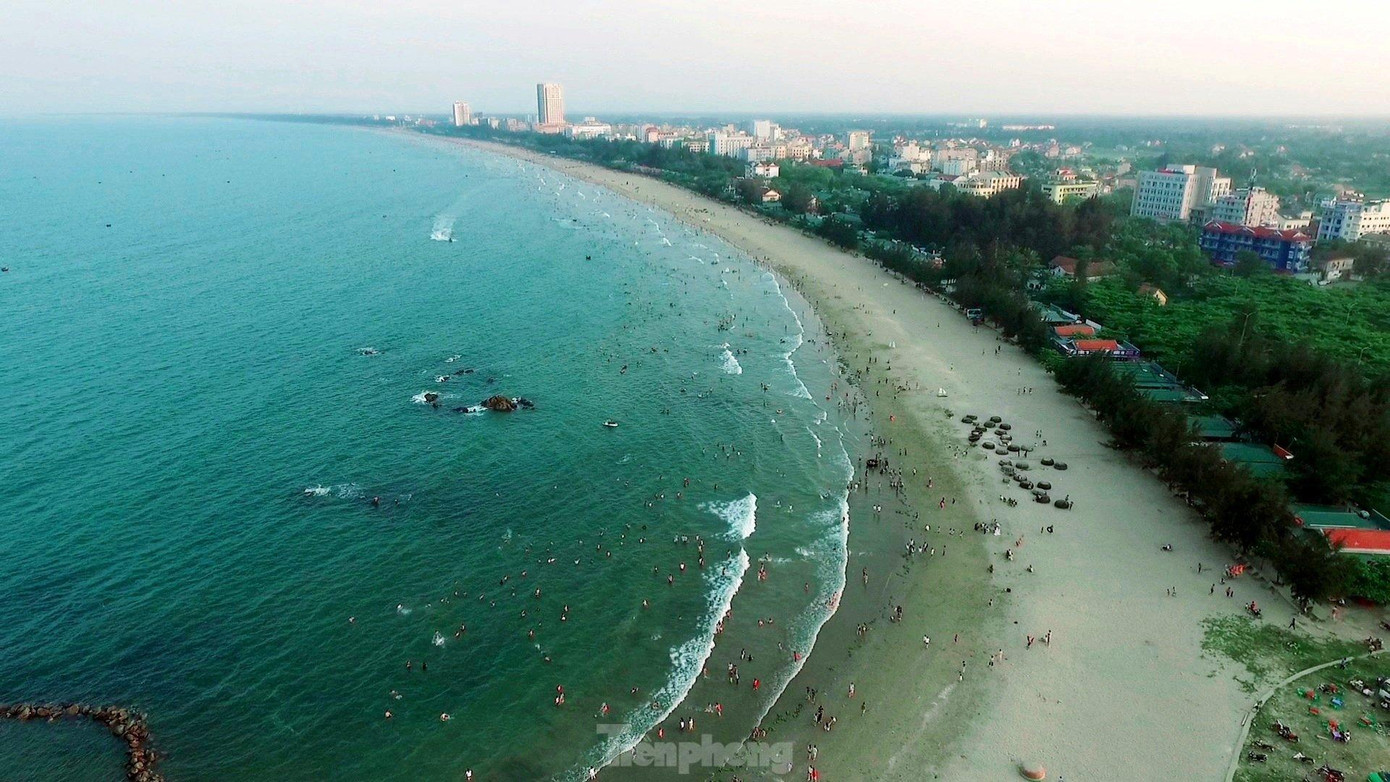 Bãi biển Cửa Lò nằm trên 3 phường gồm Thu Thủy, Nghi Thu và Nghi Hương của TX Cửa Lò. Với chiều dài khoảng 10km, biển Cửa Lò được đánh giá là một trong những bãi tắm đẹp nhất ở miền Trung, thu hút hàng triệu du khách tới tắm biển, nghỉ dưỡng mỗi năm.