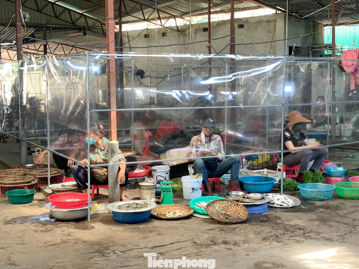 Ghi nhận sáng 30/9, ngày thứ 2 các chợ được phép hoạt động trở lại, tiểu thương đã đến mở hàng từ sớm. Tuy nhiên, lượng người đến mua hàng còn rất hạn chế. Nhiều tiểu thương vui mừng vì sau thời gian dài nghỉ chống dịch họ đã quay trở lại chợ buôn bán trong “trạng thái mới”.