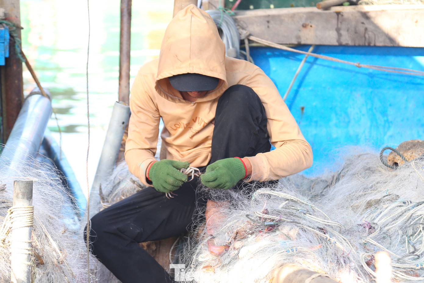 Thâm niên hơn 10 năm đi biển, anh Nguyễn Văn Tuấn (45 tuổi, trú thị xã Hoàng Mai, Nghệ An) cho biết, để đánh bắt được ghẹ phải dùng những tấm lưới đặc biệt. Lưới đánh bắt ghẹ thường cao khoảng 3m, mắt lưới vừa phải, có chiều dài từ 1.000 - 2.000m.