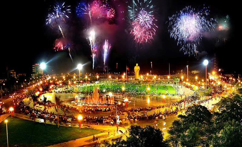 Nghệ An sẽ bắn pháo hoa tầm thấp ở Quảng trường Hồ Chí Minh đêm giao thừa Tết Nguyên đán Quý Mão 2023. (Ảnh: NT)